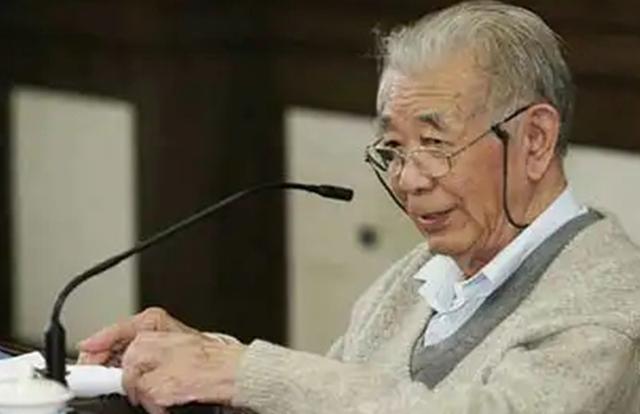 他曾担任邓小平的助手,为邓小平起草十一届三中全会的讲话稿