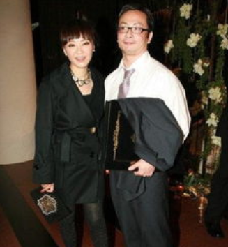 “天后”陈慧娴,与初恋痴缠6年,跟张学友当众拥吻,至今仍未婚