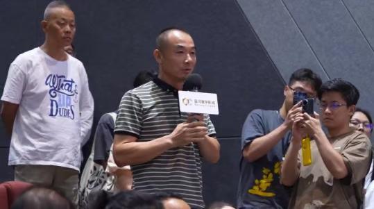 “新”随影动，暖蜂同行！徐峥空降深圳龙岗对话“小哥”