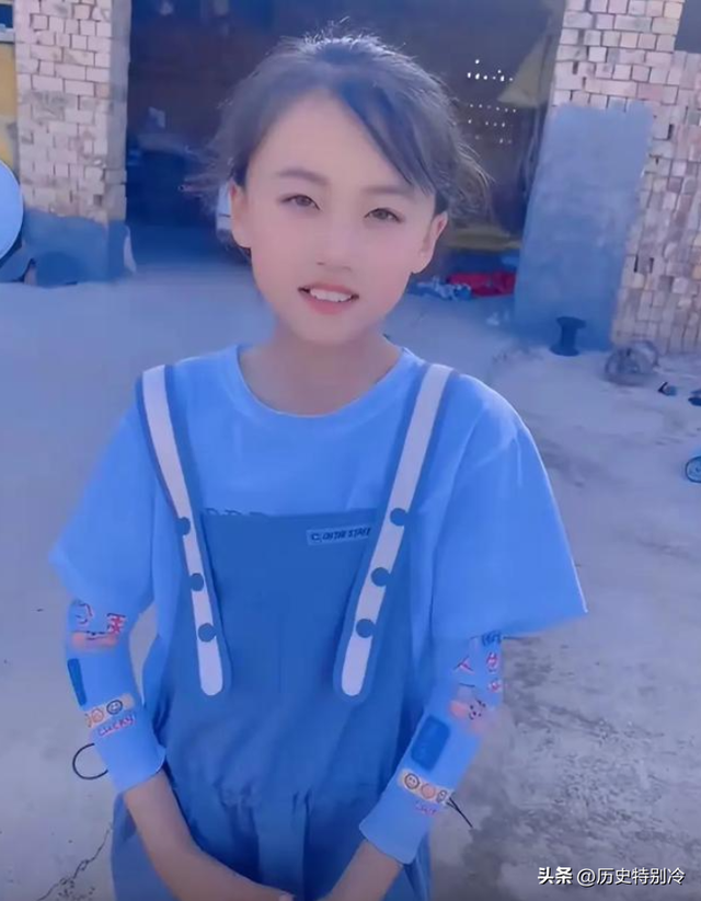 “微笑女孩”铁嘉欣一夜走红,父母却拒绝百万签约,如今怎样了?