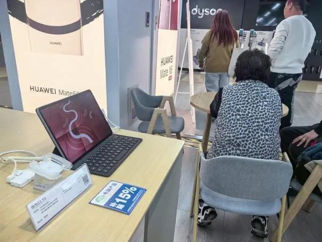 上海开始补贴,超火爆!大批市民却吐槽:操作太离谱,我和快递小哥蹲路边,搞了一小时……