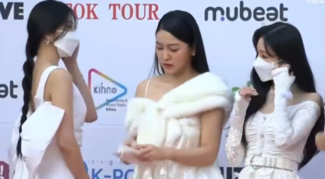 韩星红毯被要求摘口罩,裴珠泫臭脸回应,此前已有多名爱豆感染