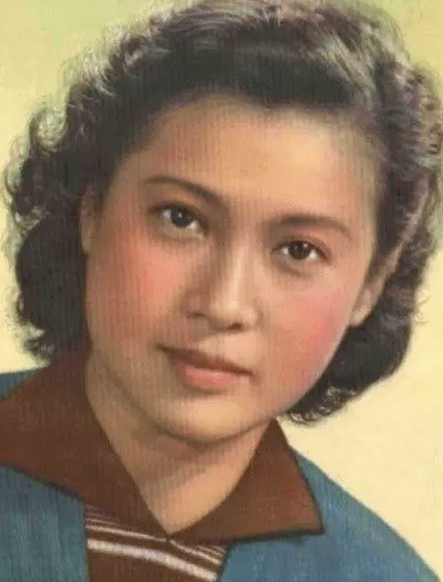 秦怡离世：看着丈夫、儿子和妹妹相继去世，晚年坚强活成传奇