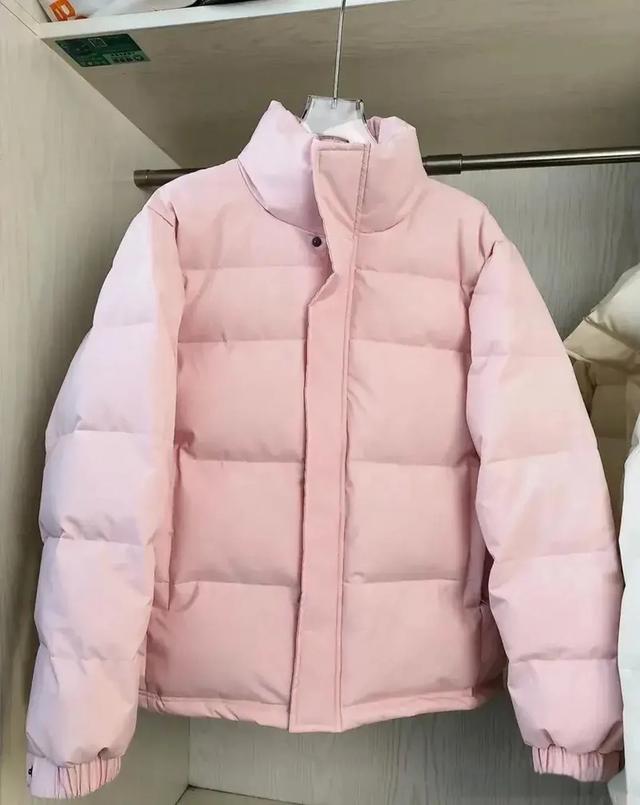 女子烤火,千元羽绒服不慎烤化