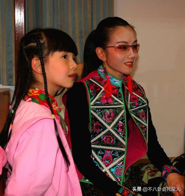 小彩旗近照灵气全无,发福拄拐独居英国,她后悔当年的叛逆吗?