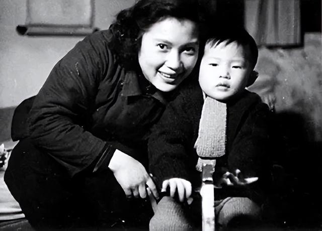 秦怡离世：看着丈夫、儿子和妹妹相继去世，晚年坚强活成传奇