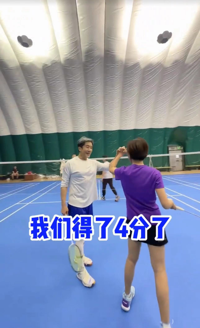 53岁毛宁近照似小伙,身材壮硕面部僵硬,与欧阳夏丹拥抱显亲密