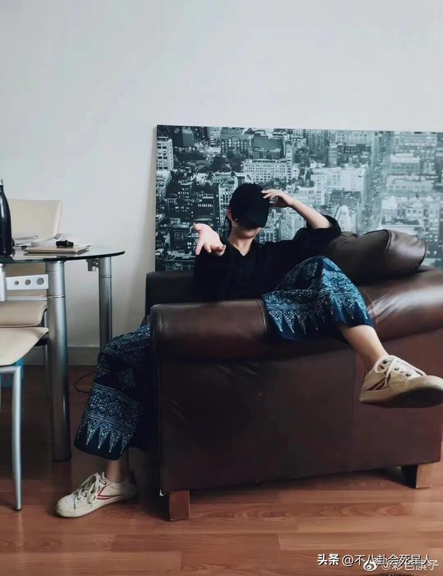 小彩旗近照灵气全无,发福拄拐独居英国,她后悔当年的叛逆吗?