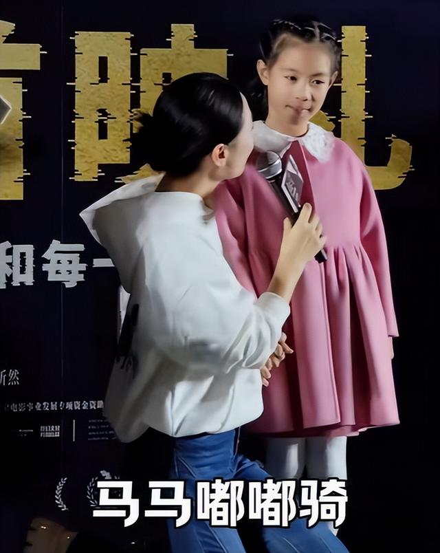 8岁何陶首次公开露面,全程乖巧,妈妈亲手给她整理衣领,好贴心