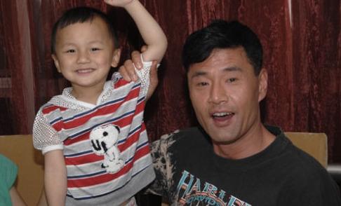 于荣光：硬汉也有柔情，出道38年零绯闻，对“丑妻”不离不弃