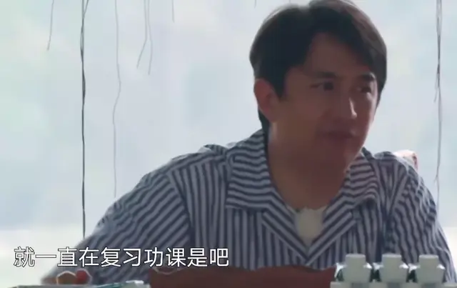 范丞丞私下生活曝光,吃喝玩乐打游戏,粉丝怒其不争劝其考大学