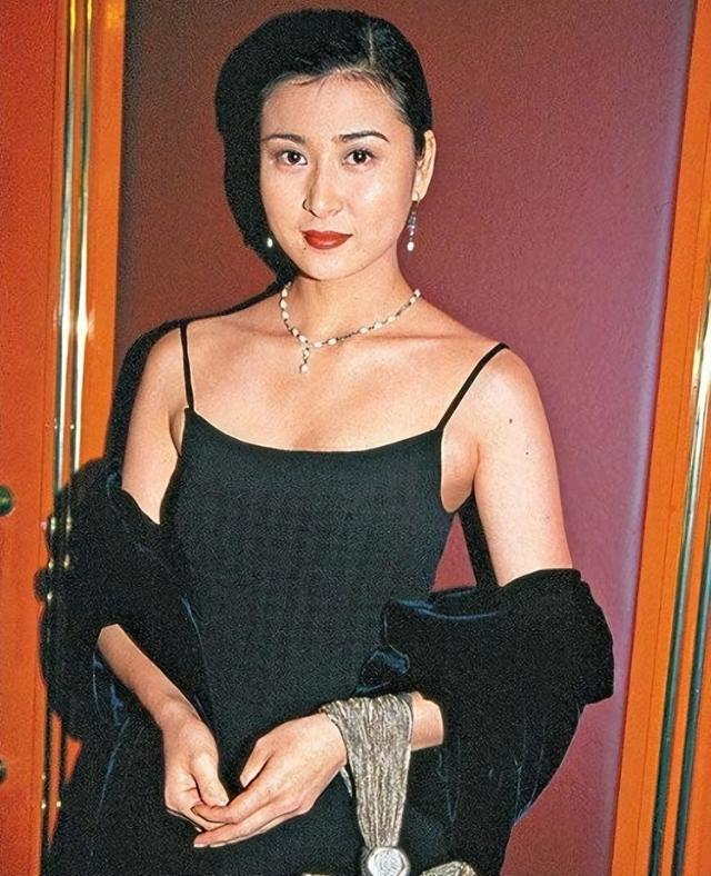 凭借三级片出道，后来嫁给有钱人，吴雪雯现在生活如何？