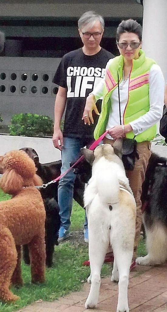 她出身草根容貌气质俱佳,选亚姐奖拿到手软,为人正直后经商致富