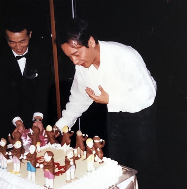 张国荣66岁生日，唐鹤德再分享哥哥旧照