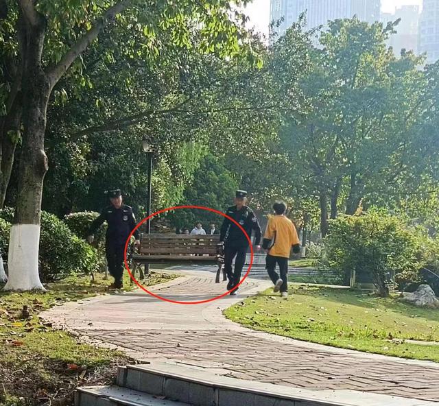 高校一对情侣校园长椅上激情互动, 被拍下全过程, 保安迅速撤走长椅