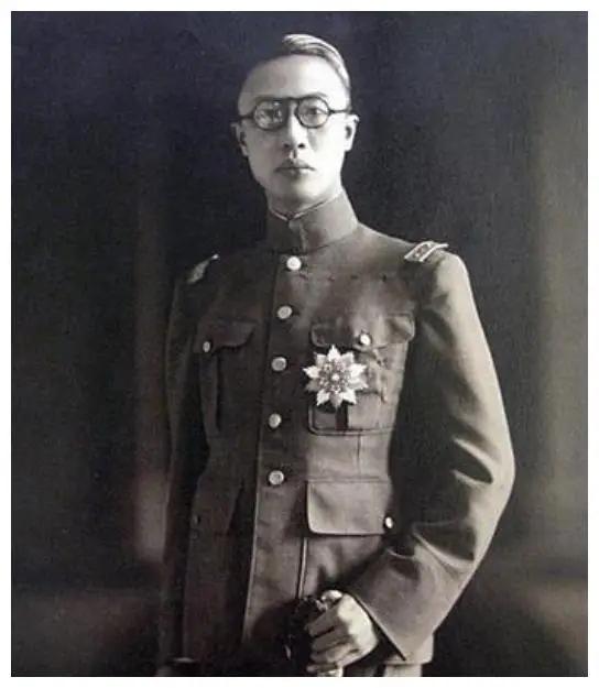 清朝末代格格街头摆摊叫卖,毛泽东称其有志气,我来安排