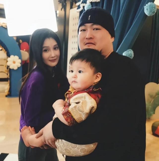 赵本山女儿球球为儿子庆生,她瘦了美貌在线,1岁外孙长得像姥爷