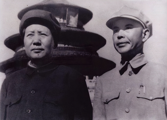 1949年,毛主席冲人群后面喊道:子良将军,我们两个单独照一张相