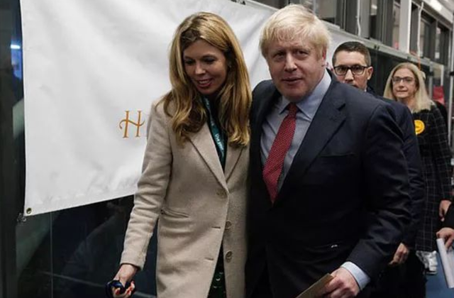 英国首相夫人：挤走高颜值前妻，戴鸽子蛋大钻戒，龅牙妹凭什么