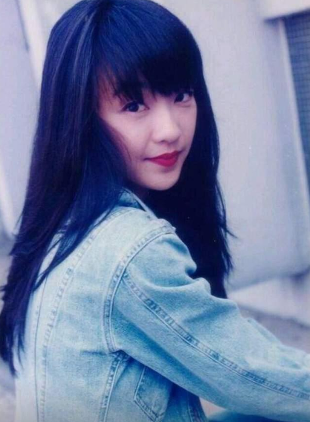 “天后”陈慧娴,与初恋痴缠6年,跟张学友当众拥吻,至今仍未婚