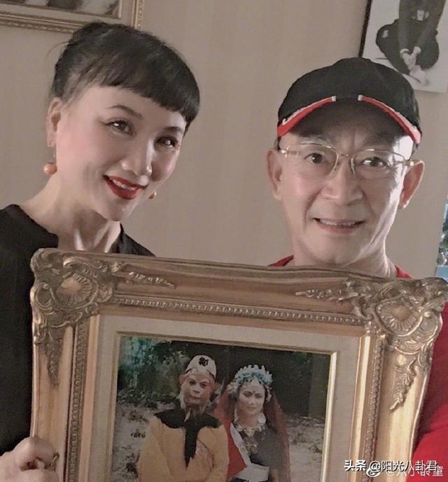 六小龄童庆结婚33周年，与妻子穿情侣装同框，夫妻俩爱情故事好甜