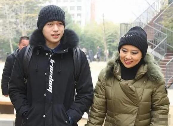 著名演员徐锦江:20岁时父亲因病离世,寡母与妻子一样重要