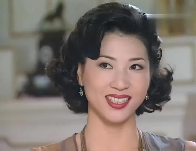 她出身草根容貌气质俱佳,选亚姐奖拿到手软,为人正直后经商致富