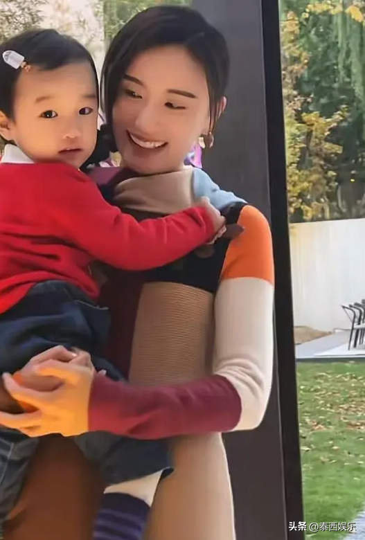 李亚鹏老婆重回T台,海哈金喜抱2岁女儿走秀,身材高挑又美又飒