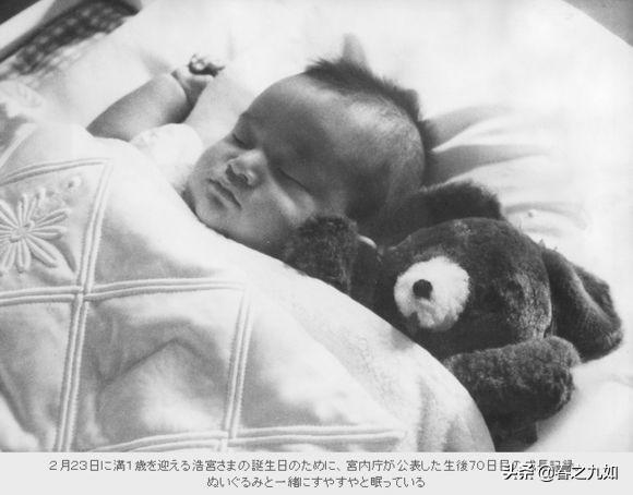 日本德仁天皇童年私密照 美智子皇后是个好妈妈