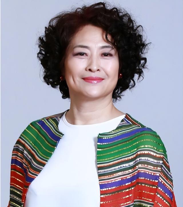 原来他就是许娣的老公，结婚40年甘当家庭煮夫，地位比许娣还高