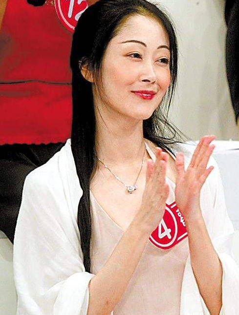 背景强大的于佳卉, 2段婚姻失败,至亲去世,43岁烧炭自杀离世