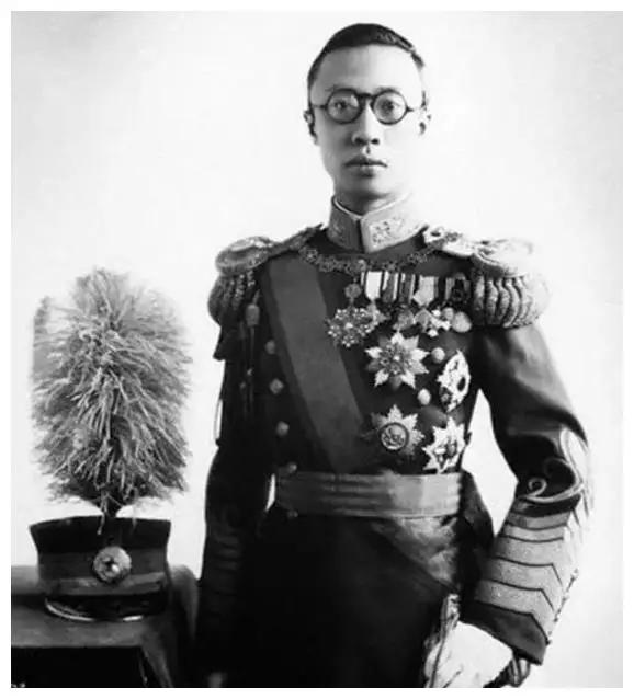 清朝末代格格街头摆摊叫卖,毛泽东称其有志气,我来安排