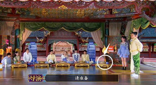蔡徐坤演唱会现场曝光，发福臃肿颜值滑坡，粉丝疯狂应援惹群嘲