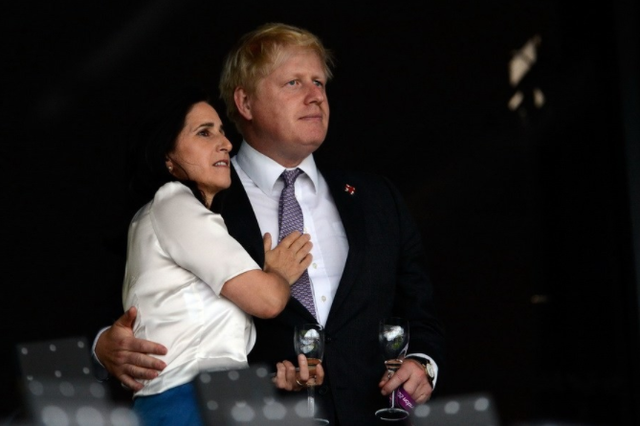 英国首相夫人：挤走高颜值前妻，戴鸽子蛋大钻戒，龅牙妹凭什么
