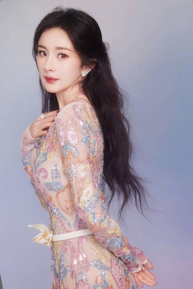 杨幂复工穿裸粉色花瓣裙 轻纱曼舞秀好身材