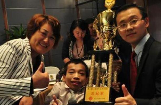李创利：身高不到1米的“轮椅总裁”，赚3亿后娶美女秘书生下一子