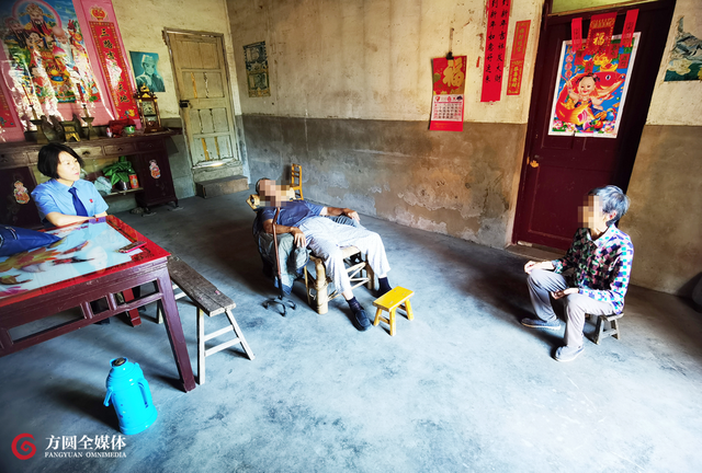 看着我身上的制服,大婶突然一把攥住我的胳膊:“同志,帮帮我!”