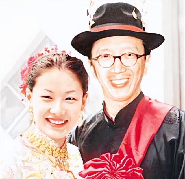 港媒曝伏明霞离婚,净身出户,大26岁老公梁锦松回应了