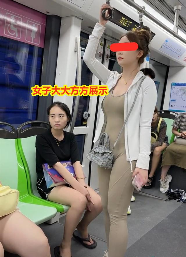 女子地铁看不惯别人穿紧身衣,斜着眼上下打量,一边看一边翻白眼