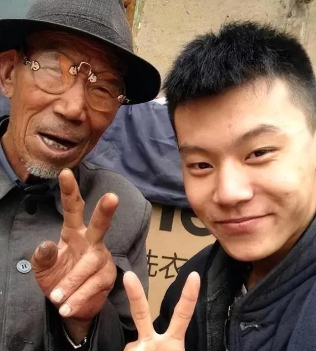 4位最成功的变形记主角：有人当武警，有人成顶流，个个今非昔比