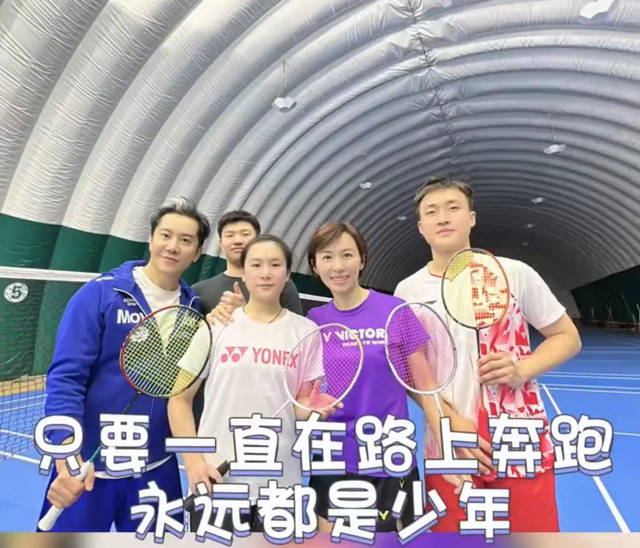 53岁毛宁近照似小伙,身材壮硕面部僵硬,与欧阳夏丹拥抱显亲密