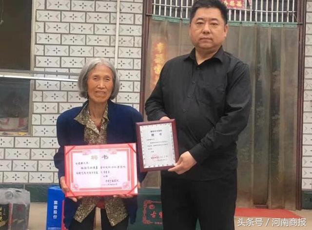 河南小伙直播写字成网红，被聘为书画家：想给老婆孩子一个未来