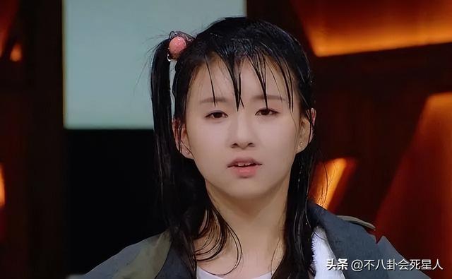 小彩旗近照灵气全无,发福拄拐独居英国,她后悔当年的叛逆吗?