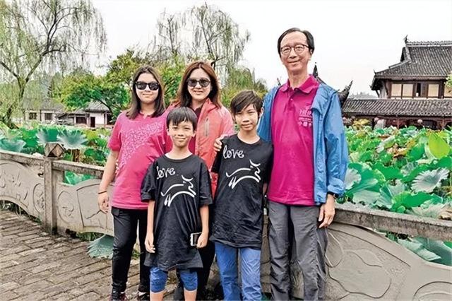 港媒曝伏明霞离婚,净身出户,大26岁老公梁锦松回应了