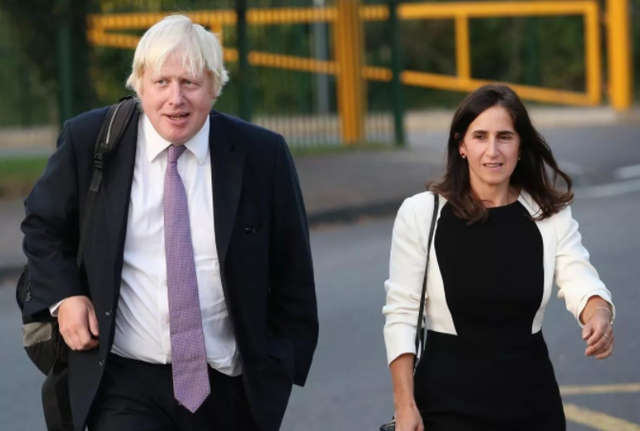 英国首相夫人：挤走高颜值前妻，戴鸽子蛋大钻戒，龅牙妹凭什么