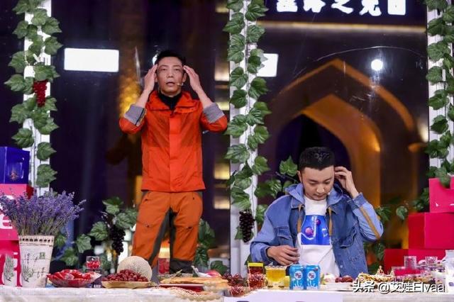 44岁撒贝宁游草原真洋气，穿夹克配补丁长裤，172身高也抢眼