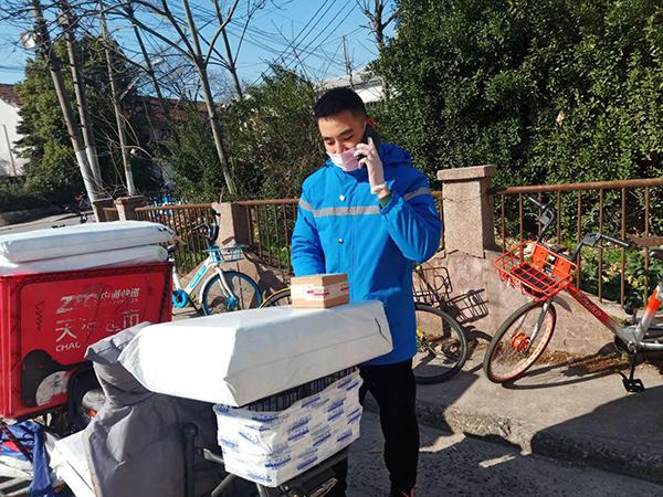 一名快递员的自述:派件前会进行消毒,有阿姨送我口罩很感动