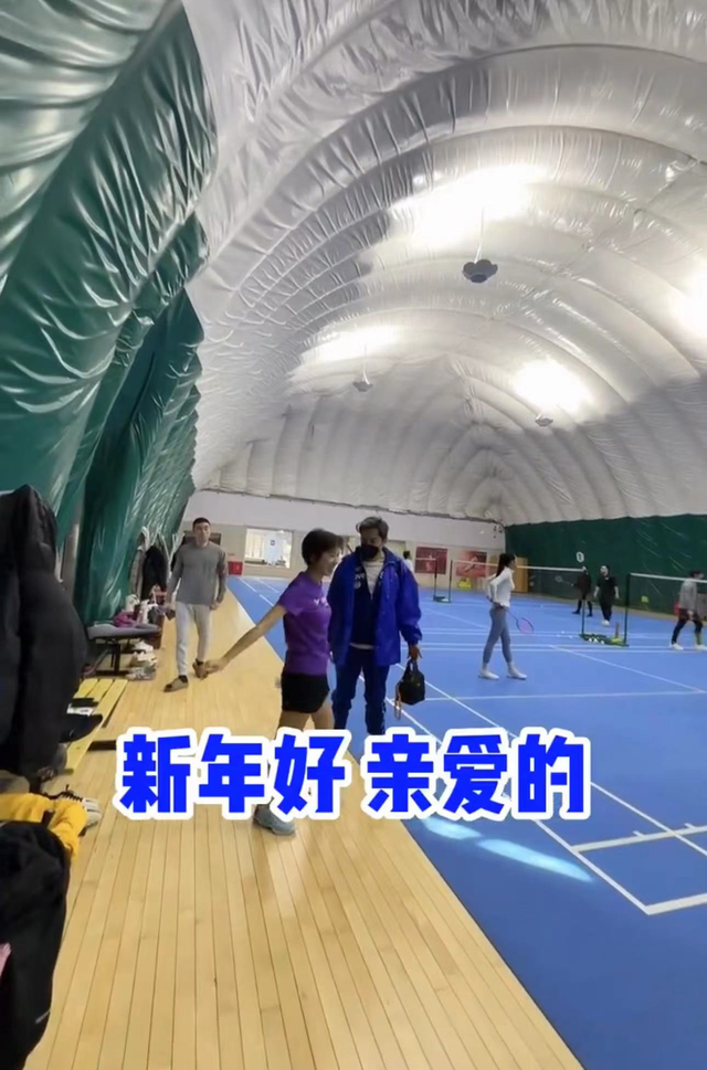 53岁毛宁近照似小伙,身材壮硕面部僵硬,与欧阳夏丹拥抱显亲密
