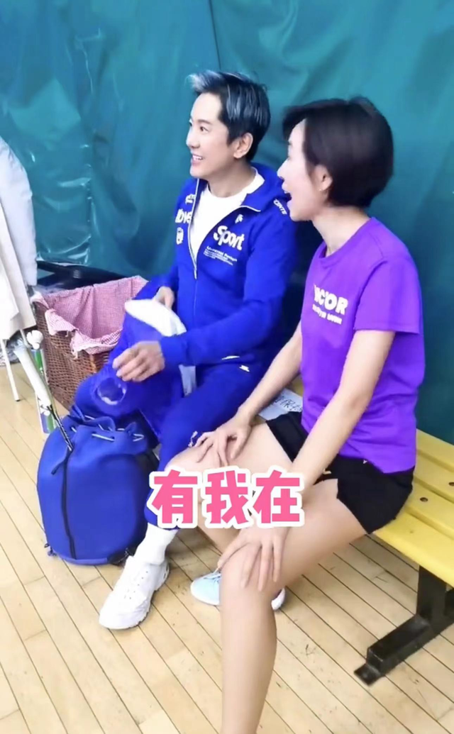 53岁毛宁近照似小伙,身材壮硕面部僵硬,与欧阳夏丹拥抱显亲密