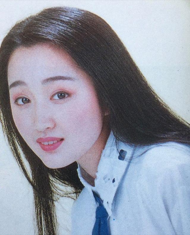 “甜歌皇后”杨钰莹:事业巅峰因与富二代恋情退圈,今53岁仍单身